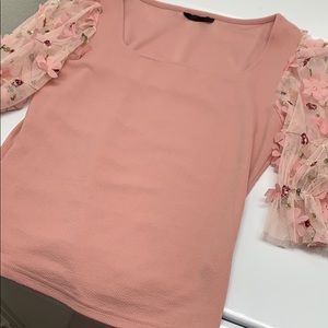 Cute top with detailed sleeves!